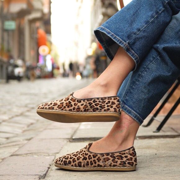 CHARIX Leopard Slip On Flat Loafers Comfort Cushion Leather Cowhide Hair 39/8.5 - Picture 1 of 16